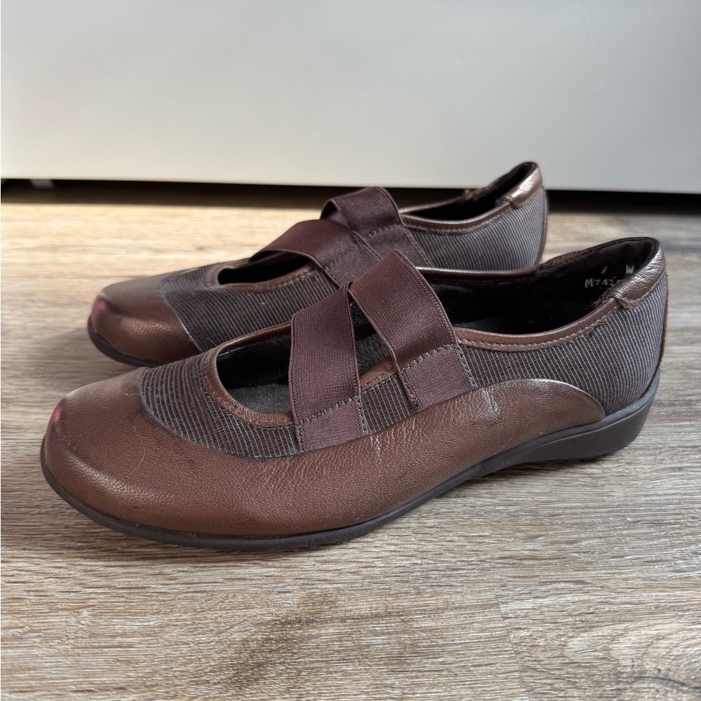 Munro Brown Comfort Flats Elastic Strap Slip On Shoes Size 7